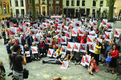 903276 Afbeelding van de Utrechters die hebben meegewerkt aan het fotoproject Gekomen om te blijven op het plein aan de ...